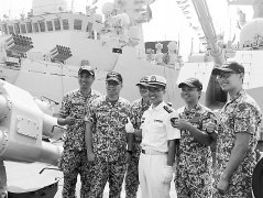 南海演习场中外军人互动 中国和东盟关系提质升级