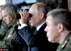 俄罗斯总统普京在国防部长绍伊古等人的陪同下亲赴现场观看