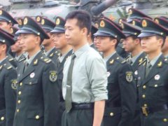  张译1997年至2006年服役于北京军区政治部战友话剧团
